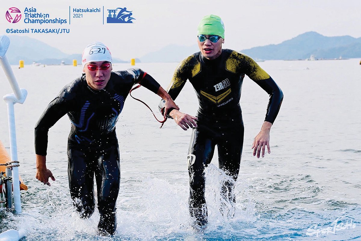 劉峻崚為香港傷健三項鐵人隊主教練及領跑員（左），帶領左眼有一成視力，右目完全失明的視障運動員朱健驊（右）穿梭世界不同傷健三項鐵人賽事。