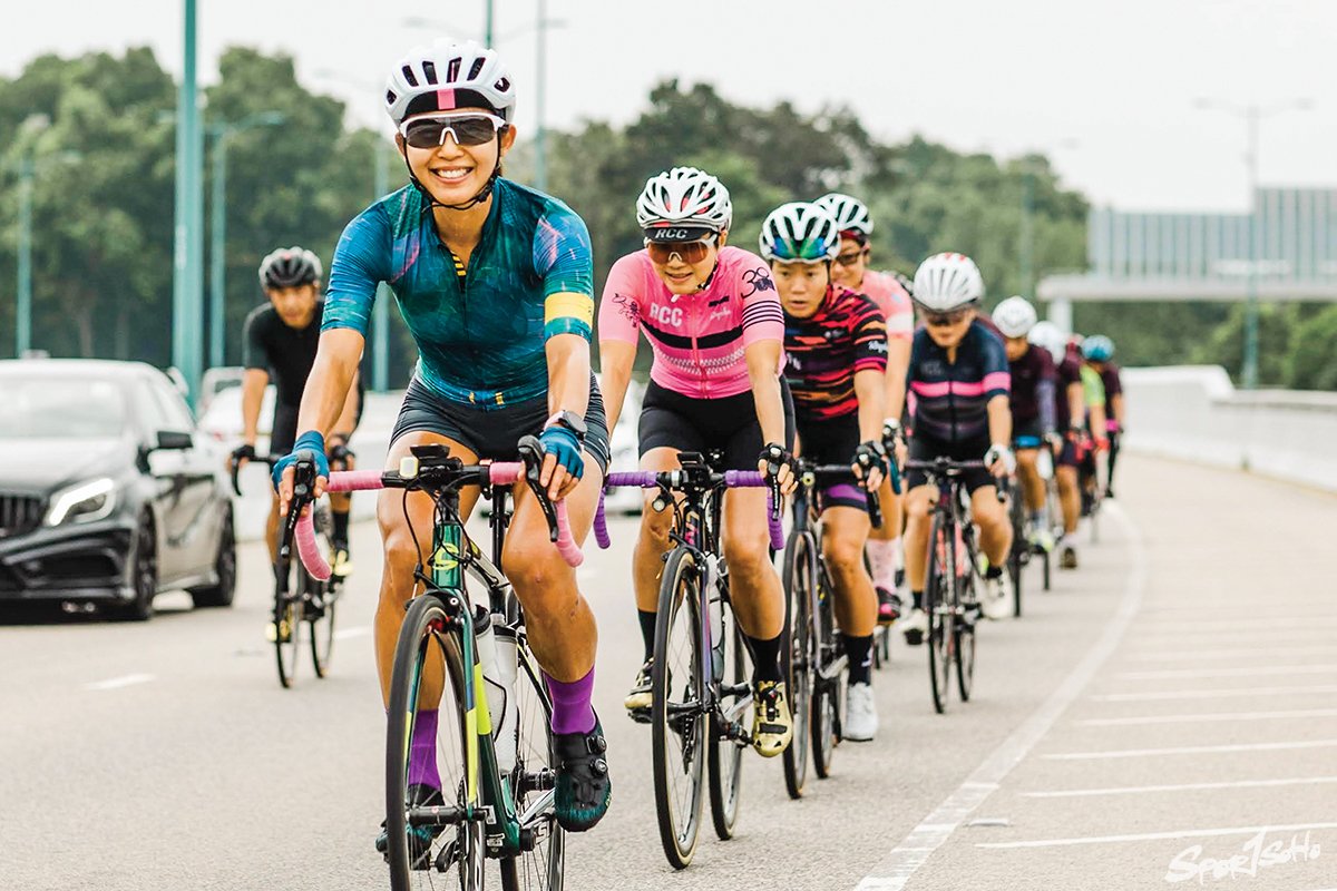 Angie熱愛運動停不下來，除了公餘去做室內單車教練、做瑜伽，亦經常和車隊朋友去踩車。(Photo:Joshua Fung@Rapha Cycling Club Hong Kong)