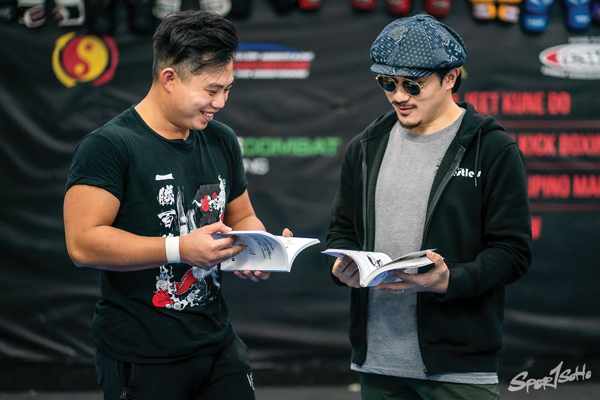 摔角迷Johnny(右)熱愛摔角，因觀賞香港的職業摔角比賽而認識Ronald；去年Johnny更創作了以摔角為題材的圖文小說。