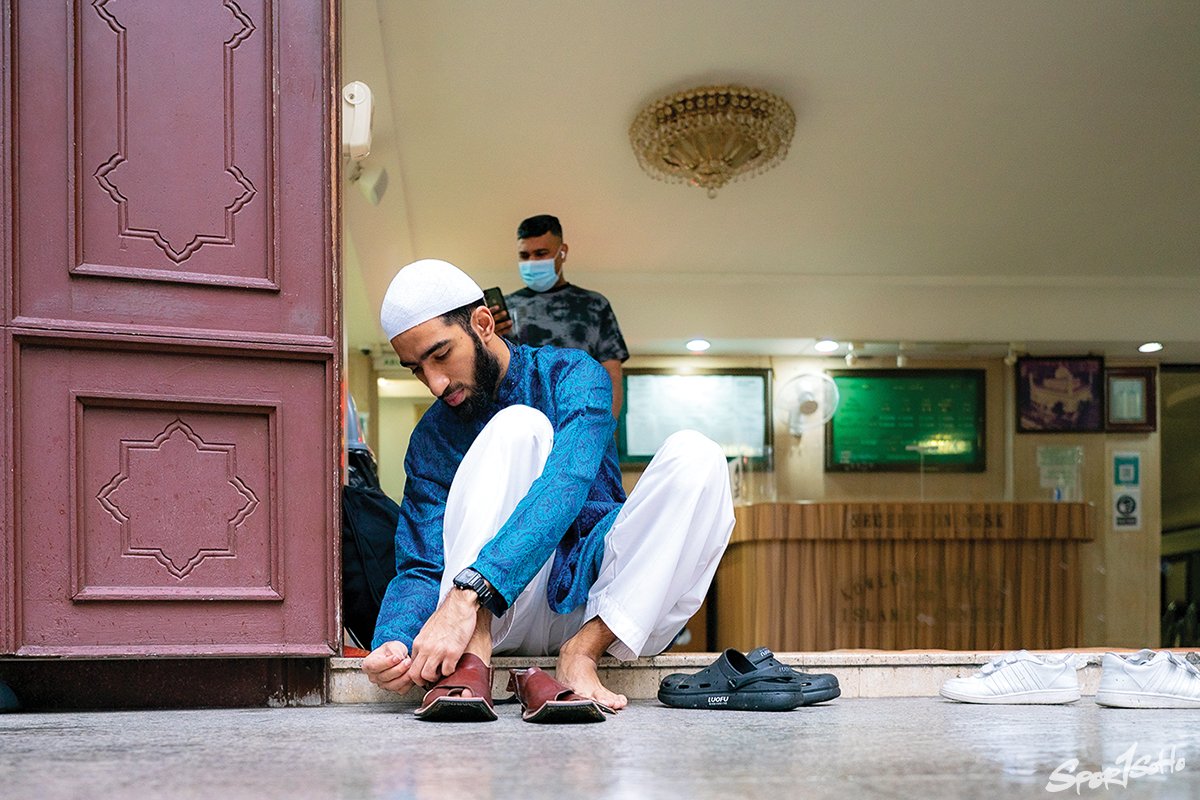 Hamza從小就經常出入清真寺，學習《可蘭經》的道理。