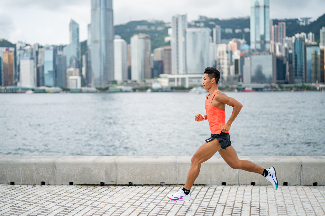 偉明在NRC認識了蘇凱男教練,成為了Nike的跑步教練,也為渣馬當起pacer,跑步變得更大眾化,面向的人更多,跑步更多姿多采 偉明在NRC認識了蘇凱男教練,成為了Nike的跑步教練,也為渣馬當起pacer,跑步變得更大眾化,面向的人更多,跑步更多姿多采