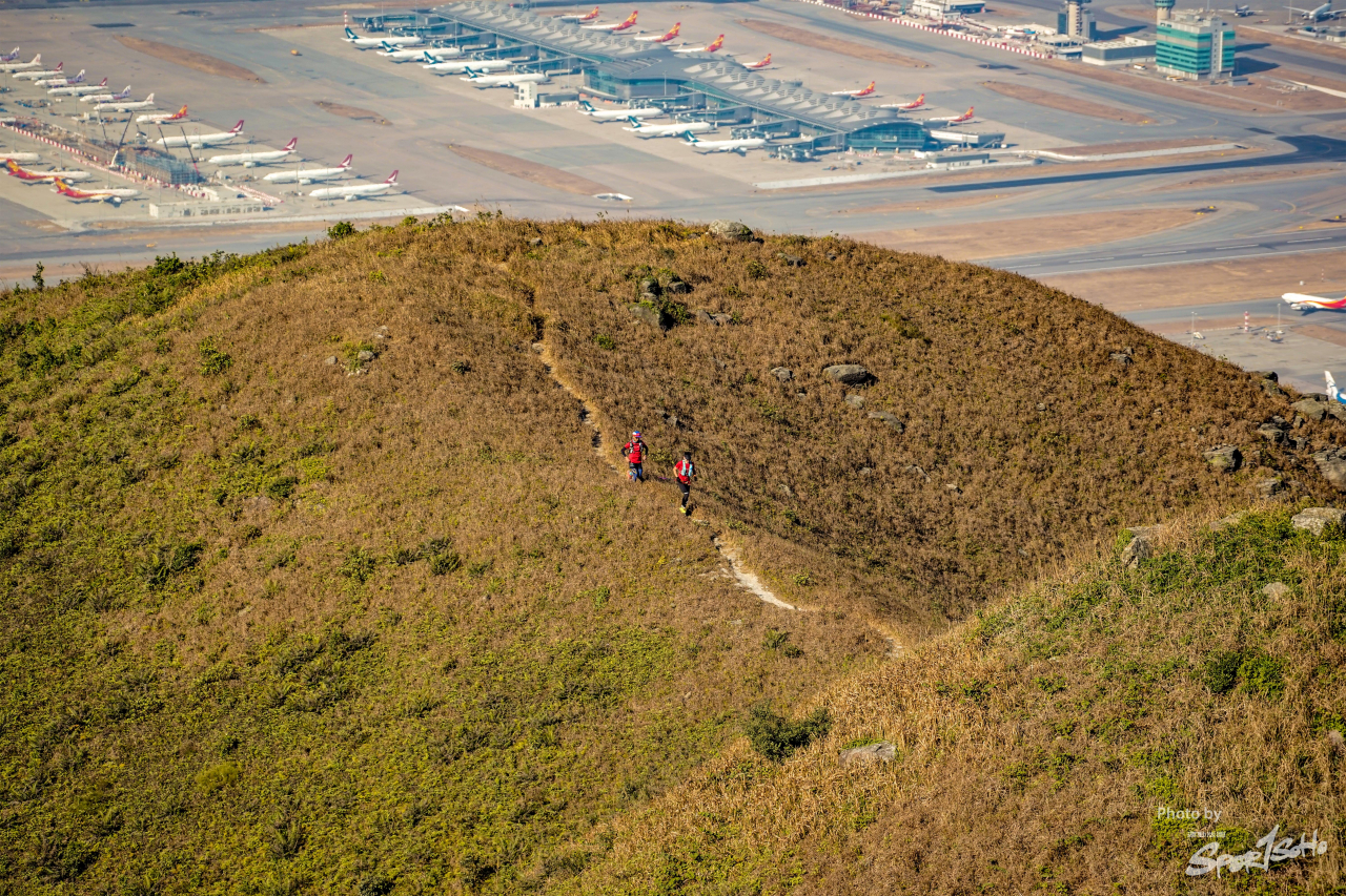 Elton和楚健向彌勒山進發。 彌勒山