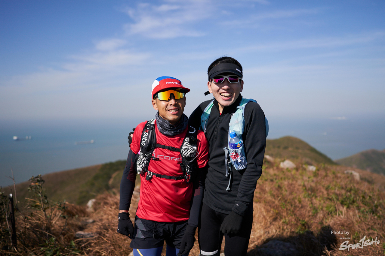 深坑瀝山峰上吹著陣陣寒風 吳俊霆、羅楚健抵達深坑瀝山峰