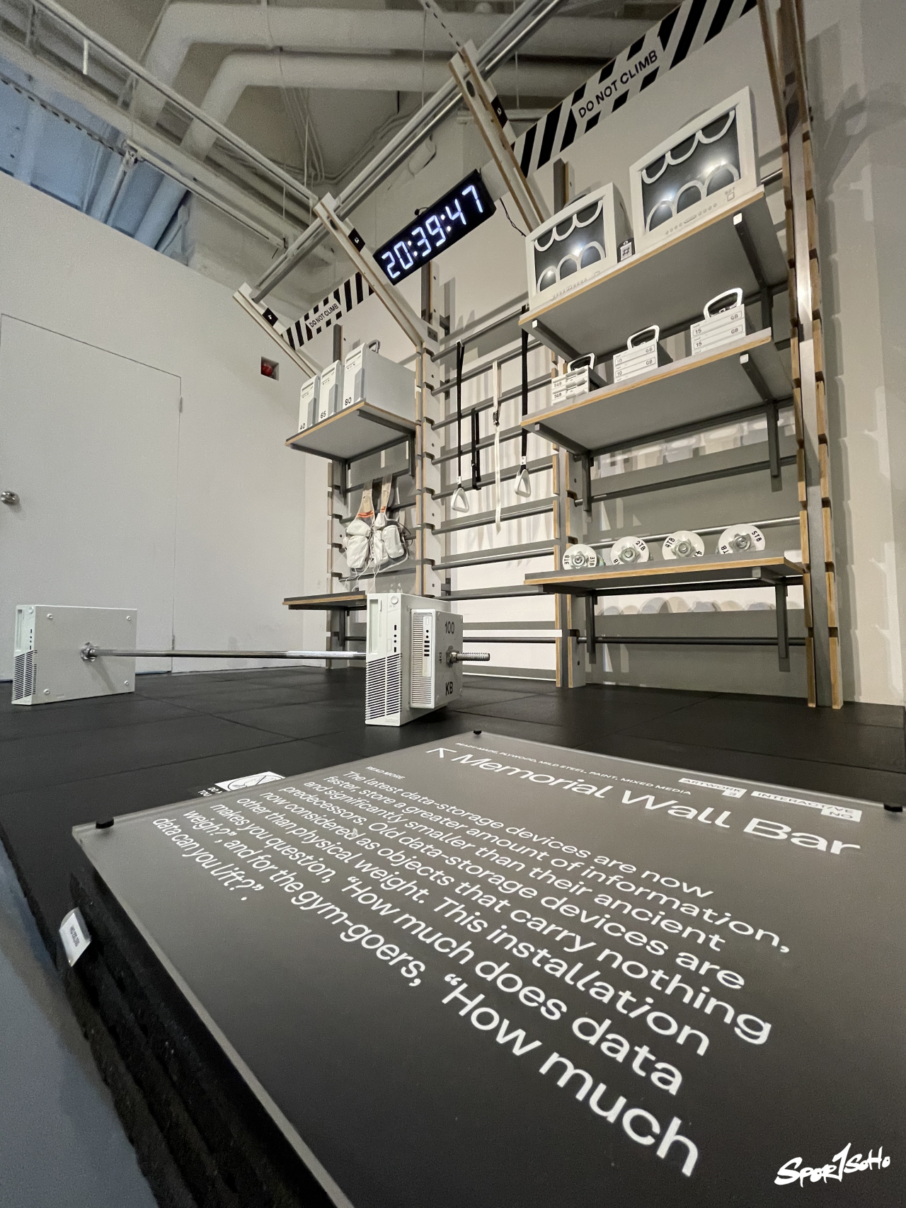 Memorial Wall Bar 以舊式數據存儲工具組合而成