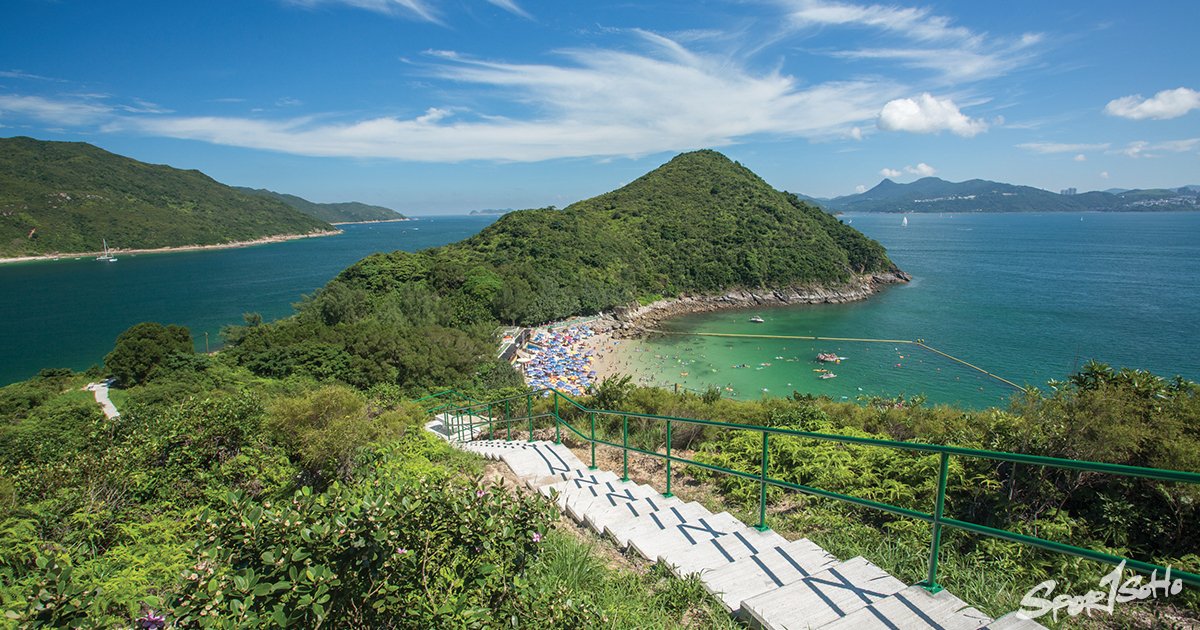 橋咀島半月灣的石屎行山徑顯然與自然環境格格不入 橋咀島半月灣的石屎行山徑顯然與自然環境格格不入