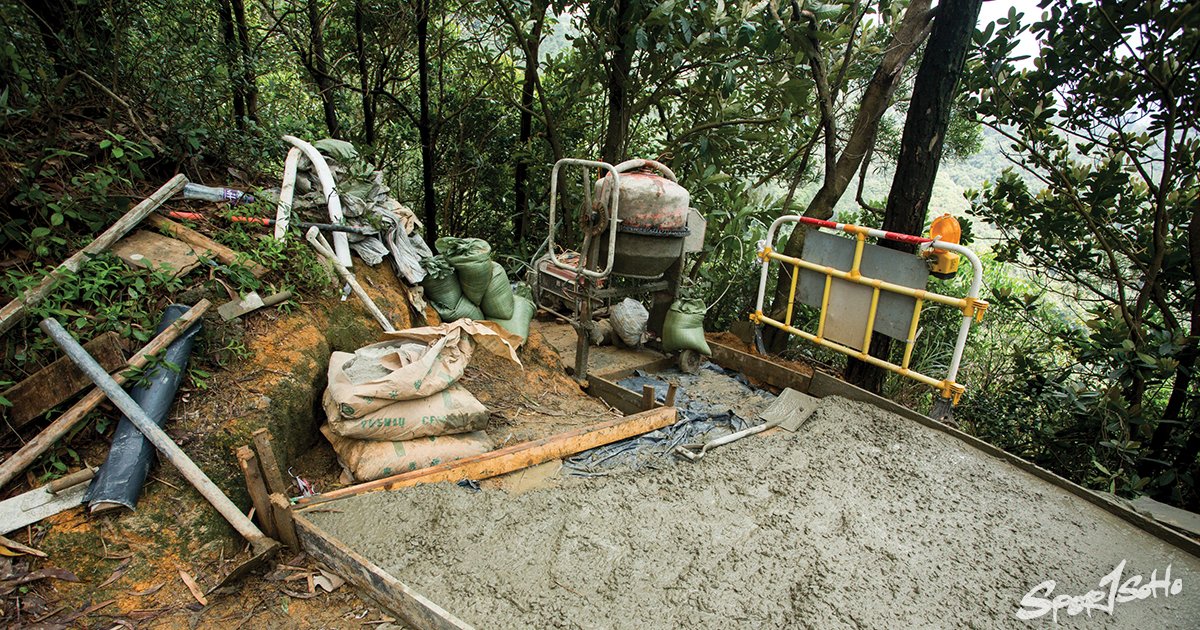  建築工人正在木框內填滿砂漿和碎石（沙田道風山）