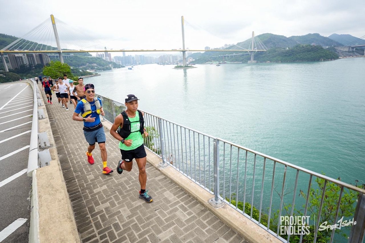 黃浩聰跑經風景美麗的青山公路。