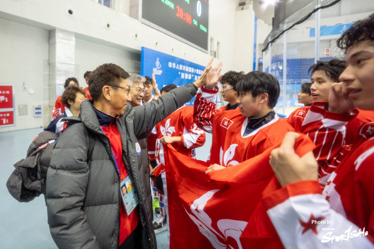 代表團為冰球U18隊員打氣