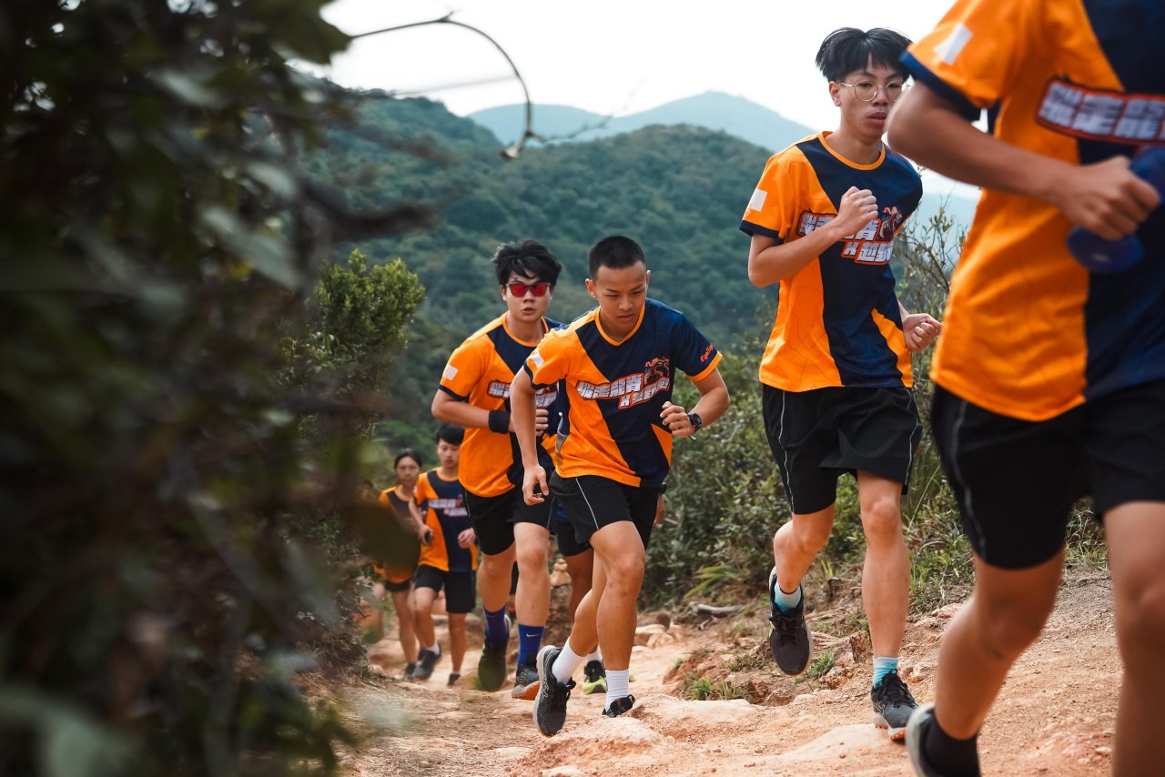 10名青年跑手與主教練謝覺偉（歹Sir）於2月13日（年初四）一同成功決戰龍脊，挑戰自我。