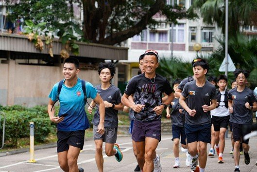 主教練謝覺偉（歹Sir）帶領一班青年跑手進行越野訓練。