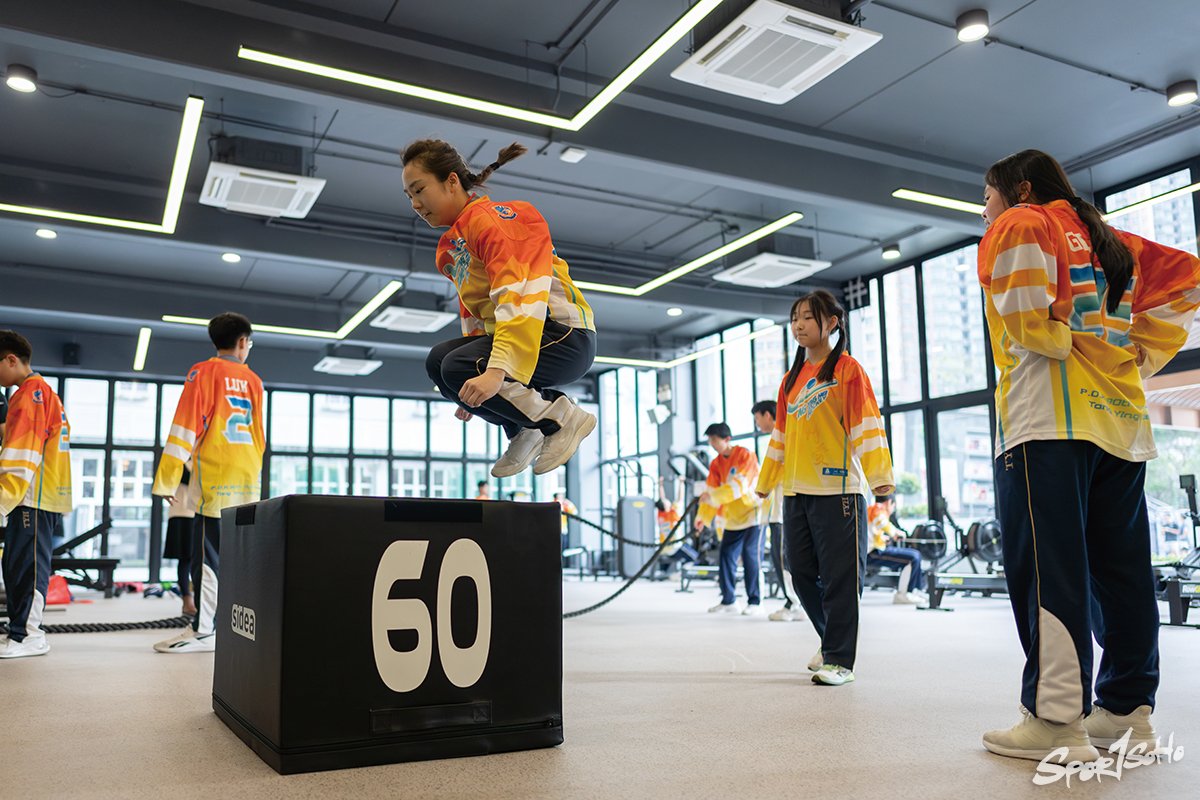 學校今年剛落成Ace Fitness Centre健身室,學生在指定時段可在老師指導下使用健身器材訓練。