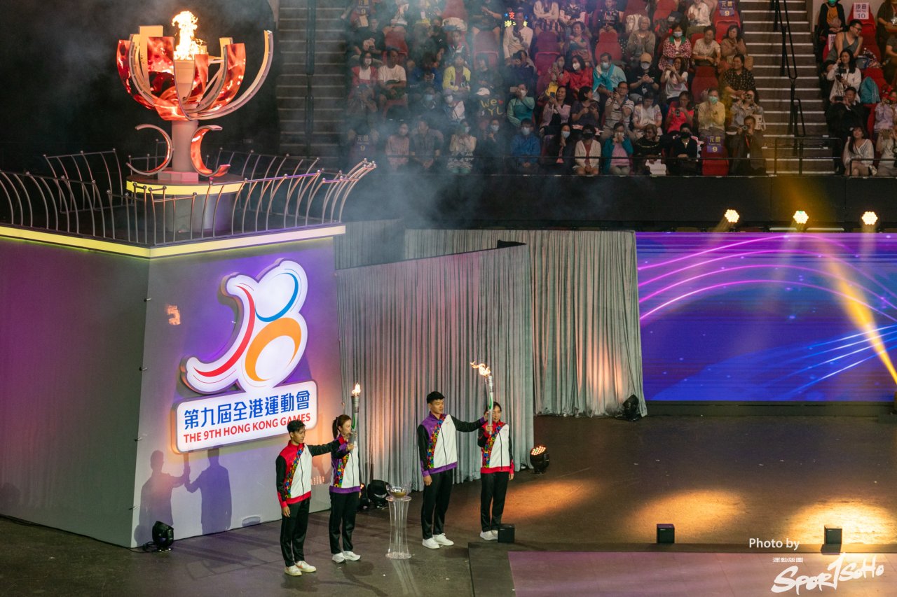 國家奧運金牌運動員王懿律和丁寧，以及香港獎牌運動員蘇慧音和許得恩參與燃點聖火儀式