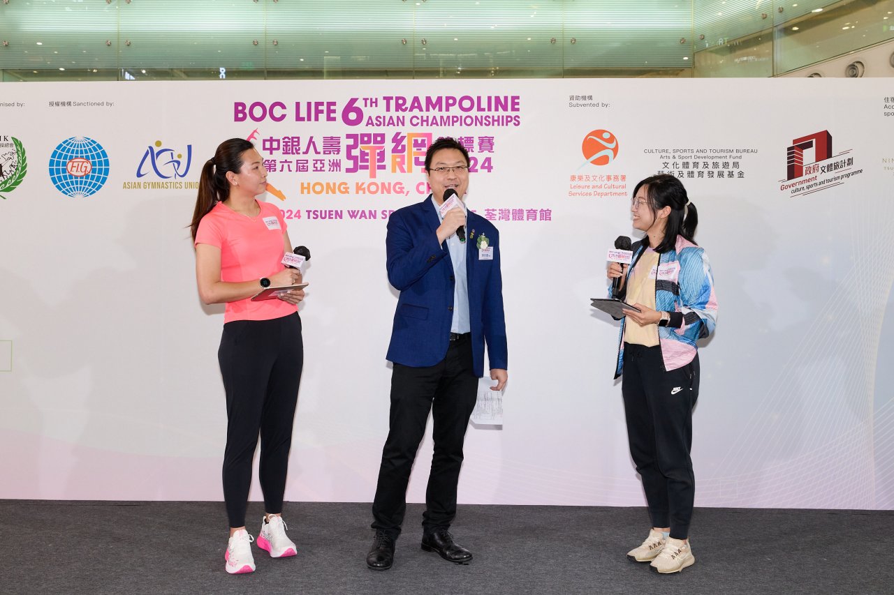 馮博士在運動員示範時作出講解,有助加強現場市民對體操的認識