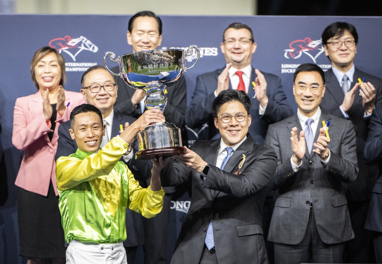何澤堯贏得2023年浪琴國際騎師錦標賽冠軍