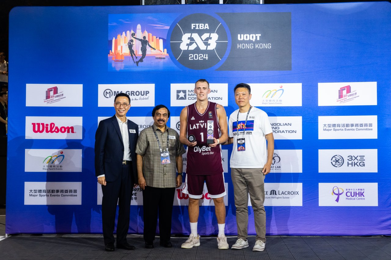 文化體育及旅遊局局長楊潤雄（左一）、FIBA Asia會長Kempareddy Govindaraj （左二）頒發男子組最有價值球員獎項