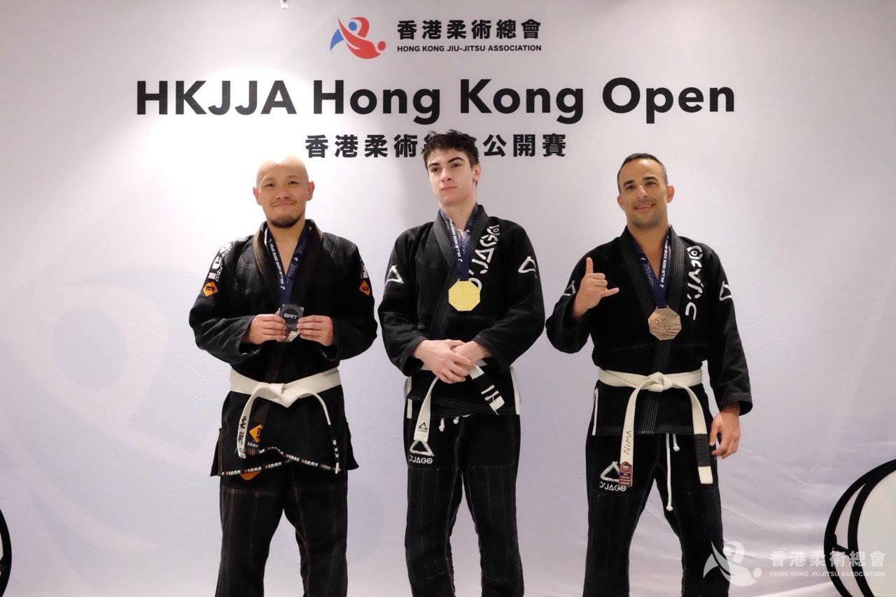 Kinka（左）在香港柔術總會的巴西柔術公開賽2024獲得76公斤以下組別銀牌。（圖：香港柔術總會）